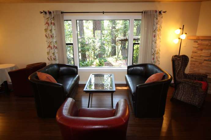 Imagen de los interiores del Hotel The Inn at Shasta Lake. Foto 20