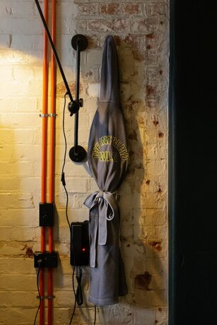 Imagen de la habitación del Hotel The Intrepid. Foto 17