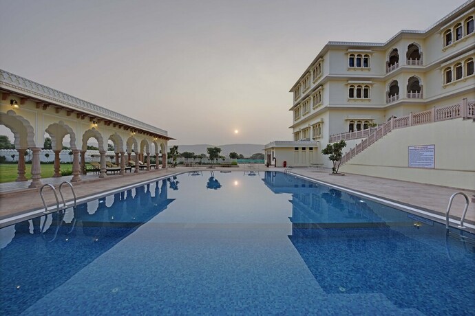 Imagen de la piscina del Hotel The Jaibagh Palace. Foto 35