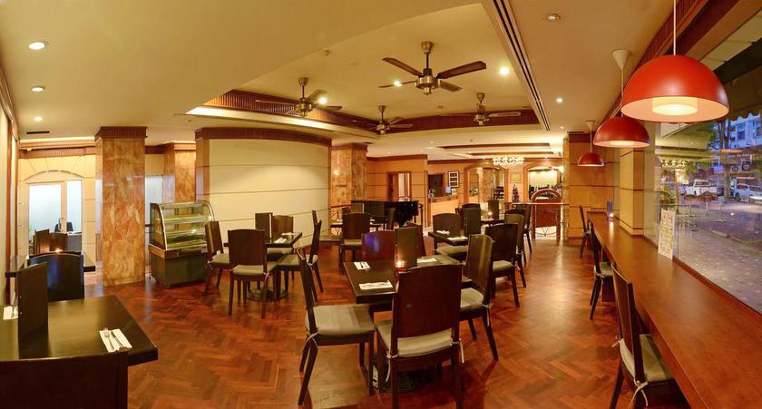Imagen del bar/restaurante del Hotel The Jesselton. Foto 2