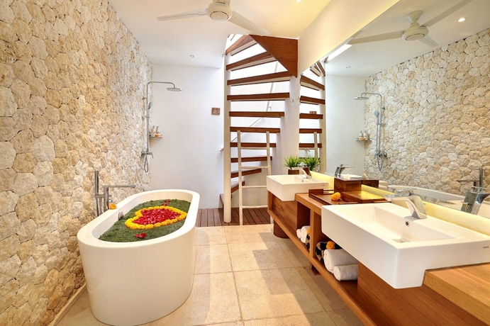 Imagen de la habitación del Hotel The Jimbaran Villa. Foto 13