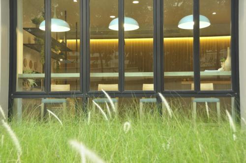 Imagen de los exteriores del Hotel The Journey. Foto 8