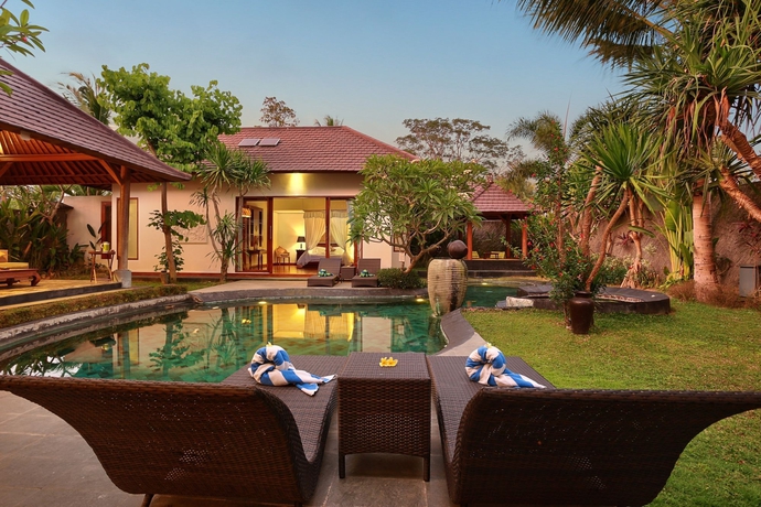 Imagen de la piscina del Hotel The Kampung Ubud Villa. Foto 19