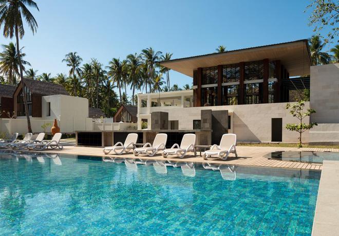 Imagen de la piscina del Hotel The Kayana Beach Lombok. Foto 9