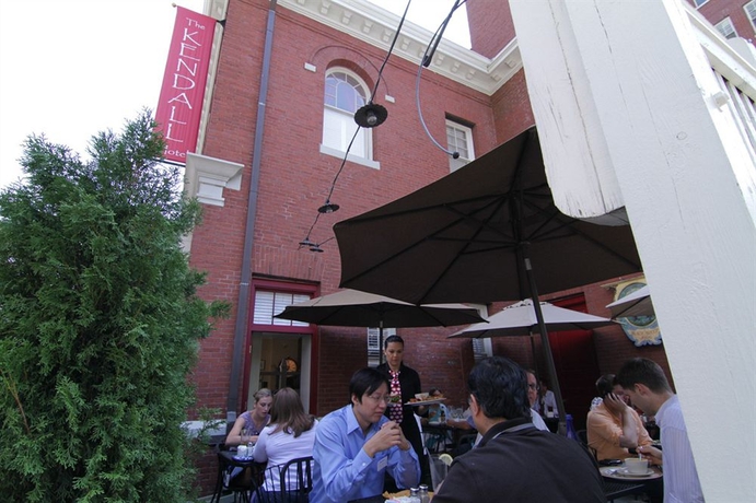 Imagen del bar/restaurante del Hotel The Kendall. Foto 2