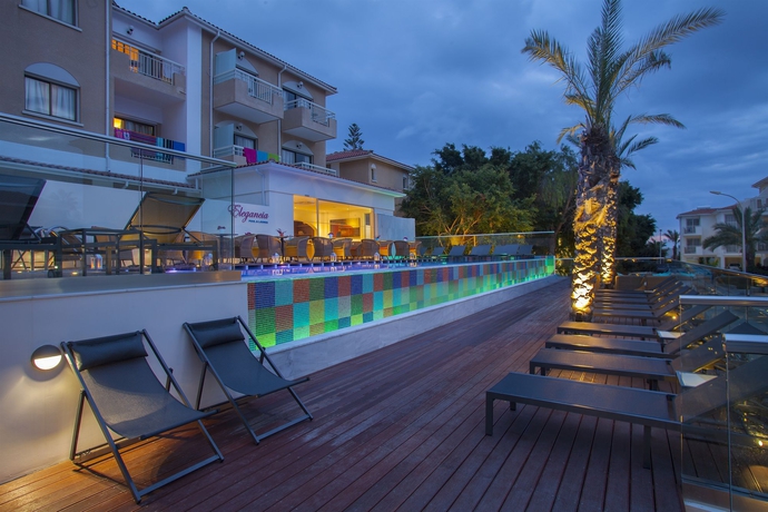 Imagen de la piscina del Hotel The King Jason Paphos - Designed For Adults. Foto 11