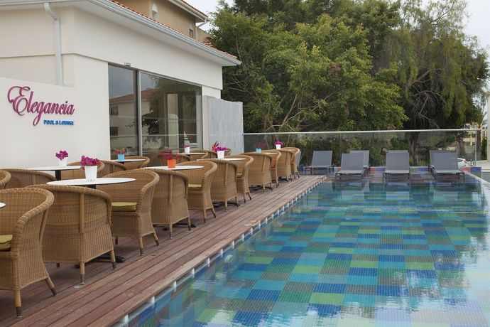 Imagen de la piscina del Hotel The King Jason Paphos - Designed For Adults. Foto 12