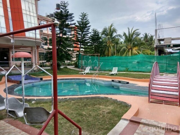 Imagen de la piscina del Hotel The Kingdom. Foto 18