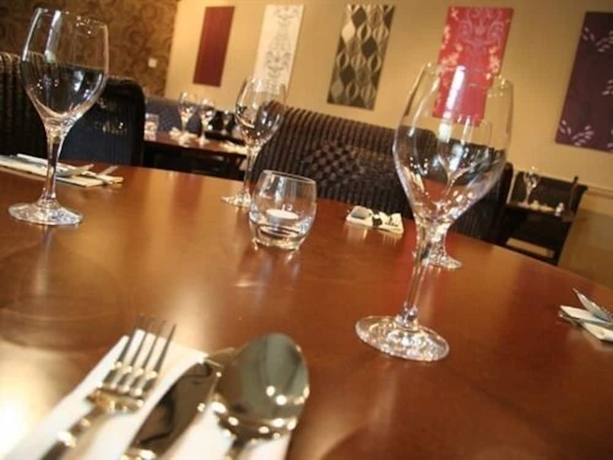 Imagen del bar/restaurante del Hotel The Kings Arms, SWINDON. Foto 3