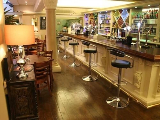 Imagen del bar/restaurante del Hotel The Kings Arms, SWINDON. Foto 5