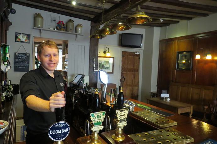 Imagen del bar/restaurante del Hotel The Kings Head, Ross on Wye. Foto 3