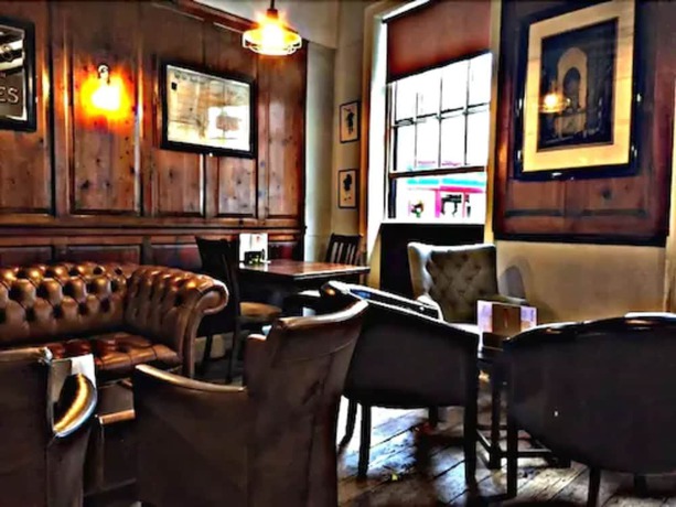 Imagen del bar/restaurante del Hotel The Kings Head, Ross on Wye. Foto 6
