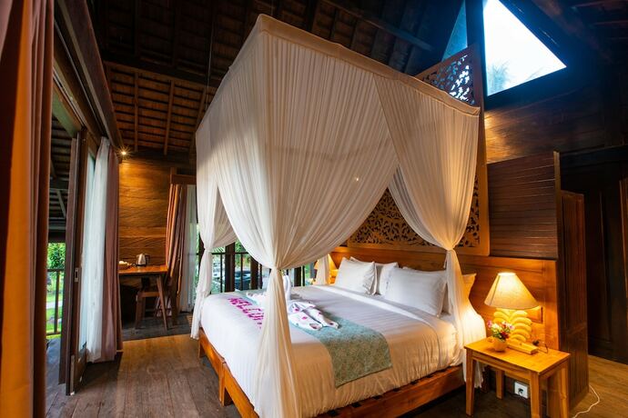 Imagen de la habitación del Hotel The Kirana Tembok. Foto 15