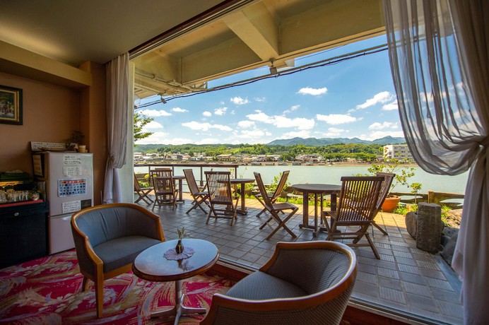 Imagen del bar/restaurante del Hotel The Kizantei. Foto 3