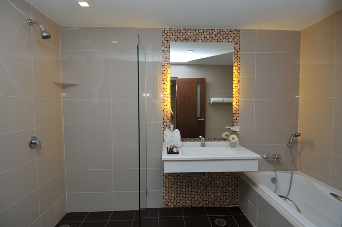 Imagen de la habitación del Hotel The Kris Residence. Foto 2