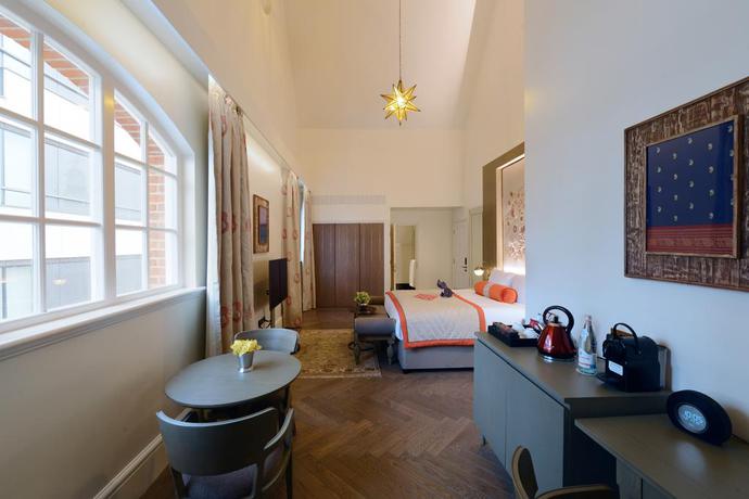 Imagen de la habitación del Hotel The LaLiT London. Foto 5