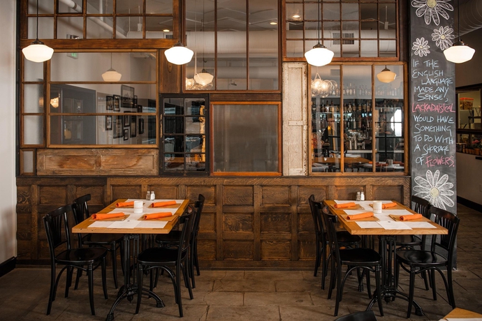 Imagen del bar/restaurante del Hotel The Lafayette , Swim Club and Bungalows. Foto 5