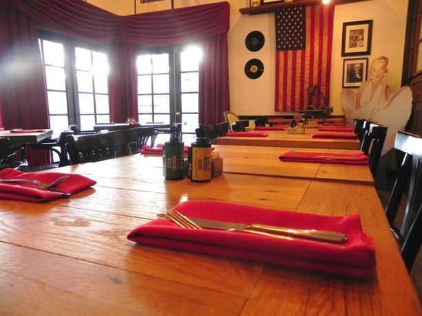 Imagen del bar/restaurante del Hotel The Lafayette , Swim Club and Bungalows. Foto 6