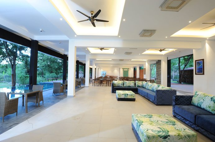 Imagen de los interiores del Hotel The Lake Forest. Foto 18