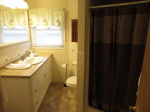 Imagen de la habitación del Hotel The Lake George Inn. Foto 16