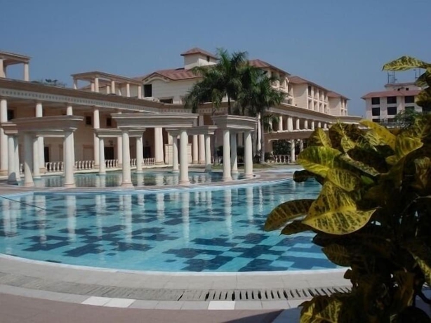 Imagen de la piscina del Hotel The Lake Land Country Club Residency. Foto 18