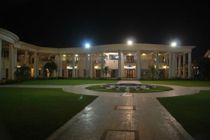 Imagen de los exteriores del Hotel The Lake Land Country Club Residency. Foto 7