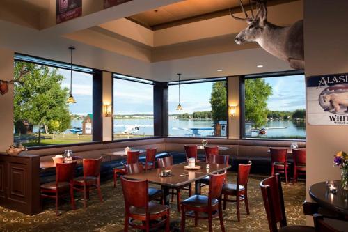 Imagen del bar/restaurante del Hotel The Lakefront Anchorage. Foto 10
