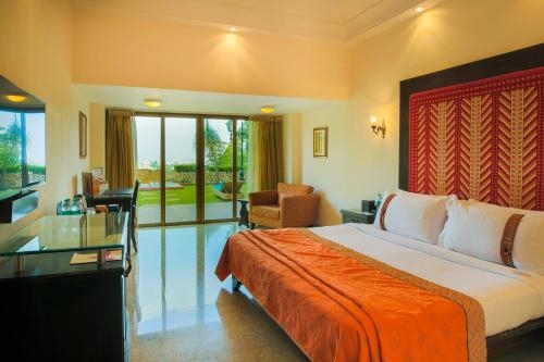 Imagen de la habitación del Hotel The Lalit Laxmi Vilas Palace. Foto 8