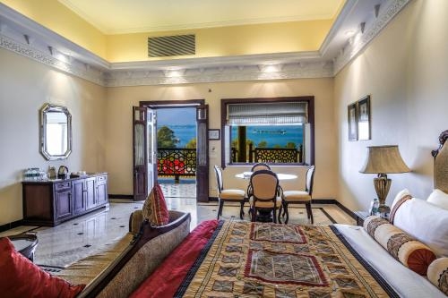 Imagen de la habitación del Hotel The Lalit Laxmi Vilas Palace. Foto 10