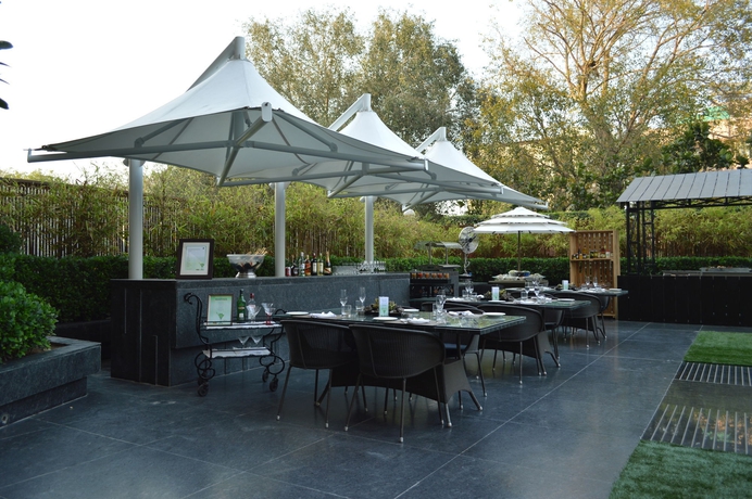 Imagen del bar/restaurante del Hotel The Lalit New Delhi. Foto 7