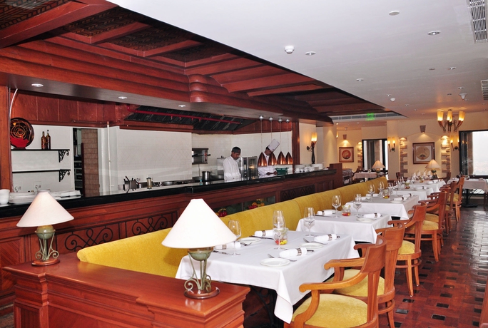 Imagen del bar/restaurante del Hotel The Lalit New Delhi. Foto 8