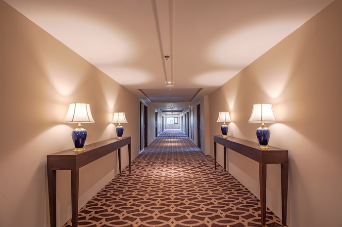 Imagen de la habitación del Hotel The Lalita Grand. Foto 15