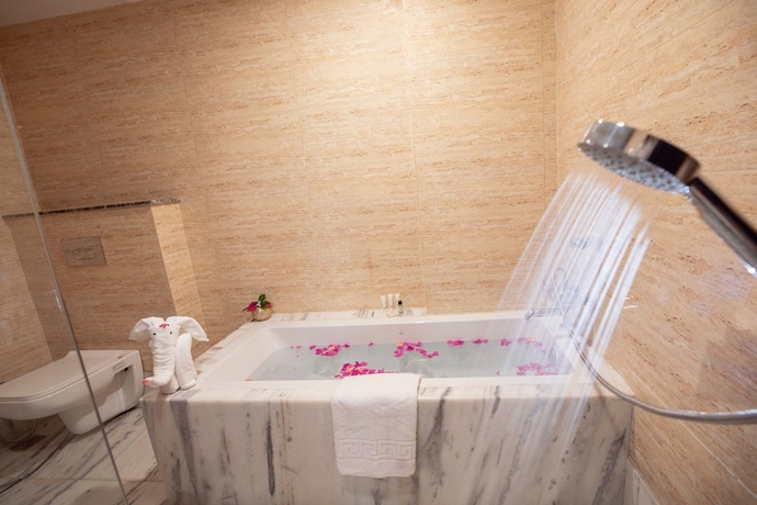 Imagen de la habitación del Hotel The Lalita Grand. Foto 16