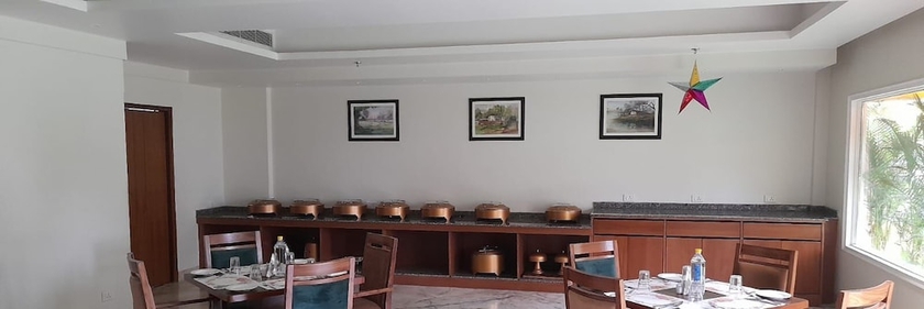 Imagen del bar/restaurante del Hotel The Lalita Grand. Foto 8