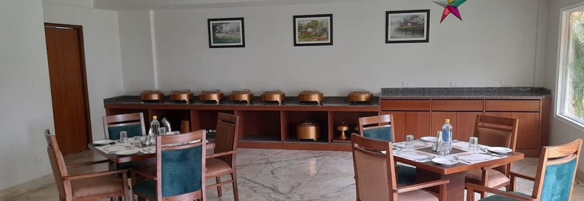 Imagen del bar/restaurante del Hotel The Lalita Grand. Foto 9