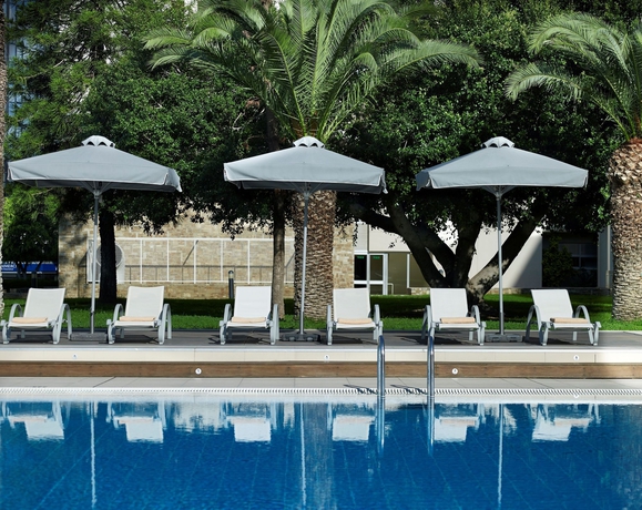 Imagen de la piscina del Hotel The Landmark Nicosia. Foto 14