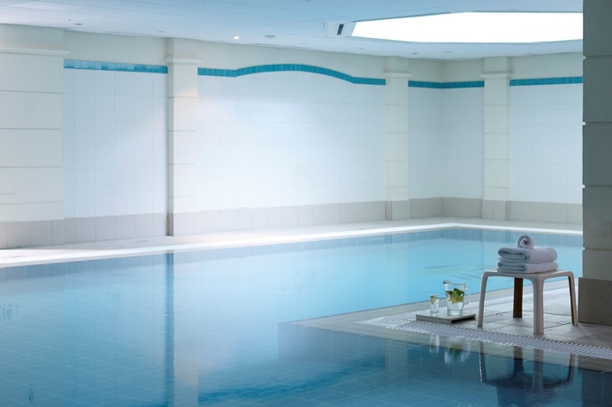 Imagen de la piscina del Hotel The Landmark Nicosia. Foto 16