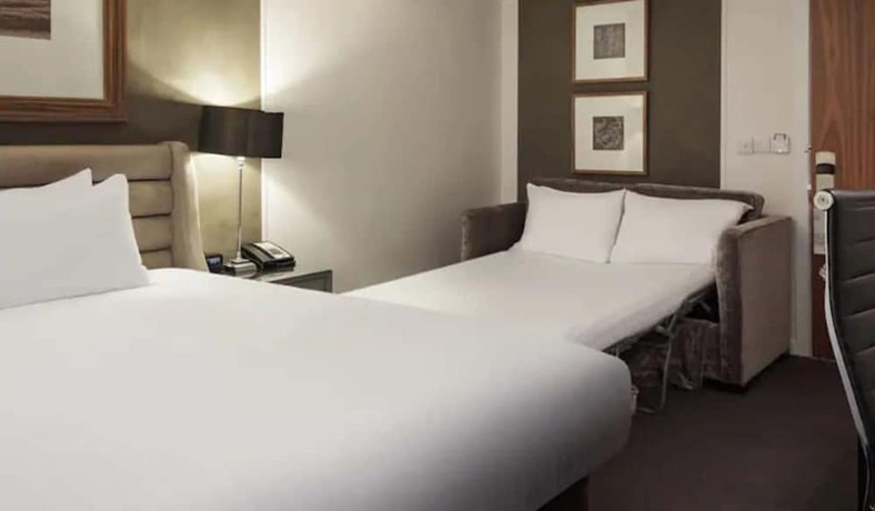 Imagen de la habitación del Hotel The Landmark and Leisure Club. Foto 6
