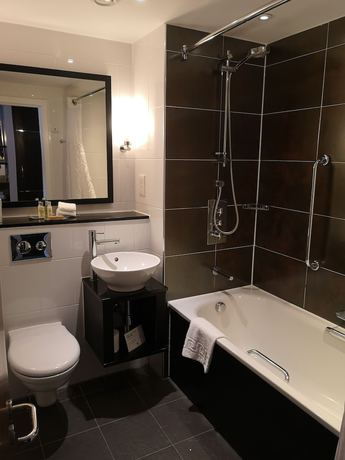 Imagen de la habitación del Hotel The Landmark and Leisure Club. Foto 9