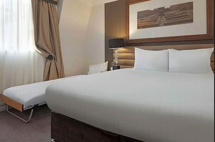 Imagen de la habitación del Hotel The Landmark and Leisure Club. Foto 10