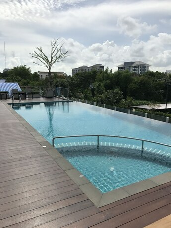 Imagen de la piscina del Hotel The Landscape Condo Rayong by Jeab. Foto 20