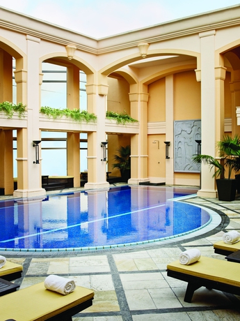 Imagen de la piscina del Hotel The Langham, Hong Kong. Foto 16