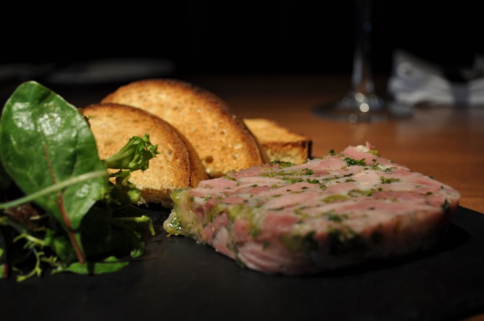 Imagen del bar/restaurante del Hotel The Langstone Quays. Foto 5