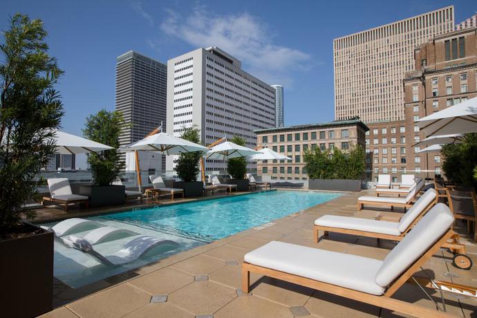 Imagen de la piscina del Hotel The Laura Hotel, Houston Downtown, Autograph Collection. Foto 13