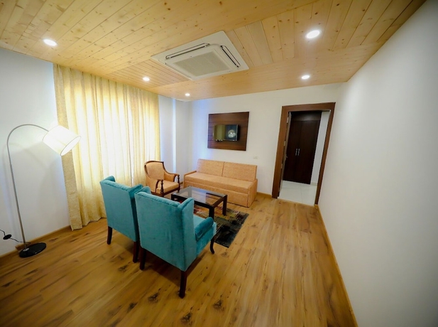 Imagen de la habitación del Hotel The Laurent and Banon Resorts. Foto 16