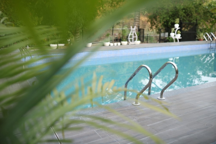 Imagen de la piscina del Hotel The Lauriant Resorts. Foto 11