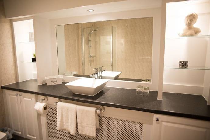 Imagen de la habitación del Hotel The Lawns. Foto 10