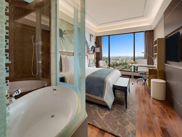 Imagen de la habitación del Hotel The Leela Ambience Convention Delhi. Foto 5