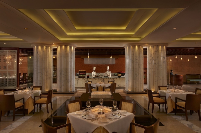 Imagen del bar/restaurante del Hotel The Leela Ambience Gurugram and Residences. Foto 3