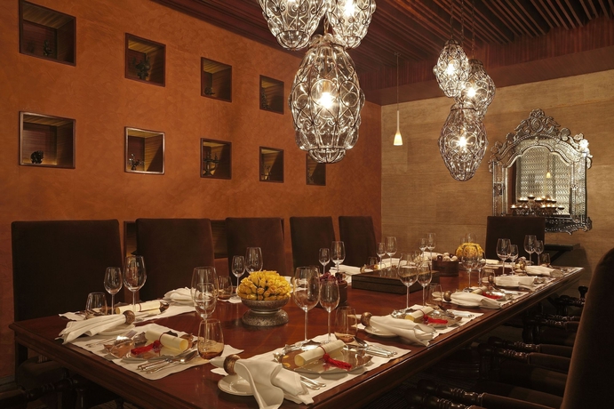 Imagen del bar/restaurante del Hotel The Leela Ambience Gurugram and Residences. Foto 4